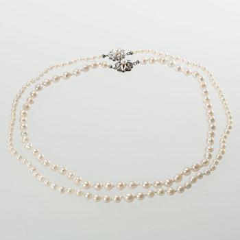 COLLIER, 2 st, odlade saltvattenspärlor med silverlås.