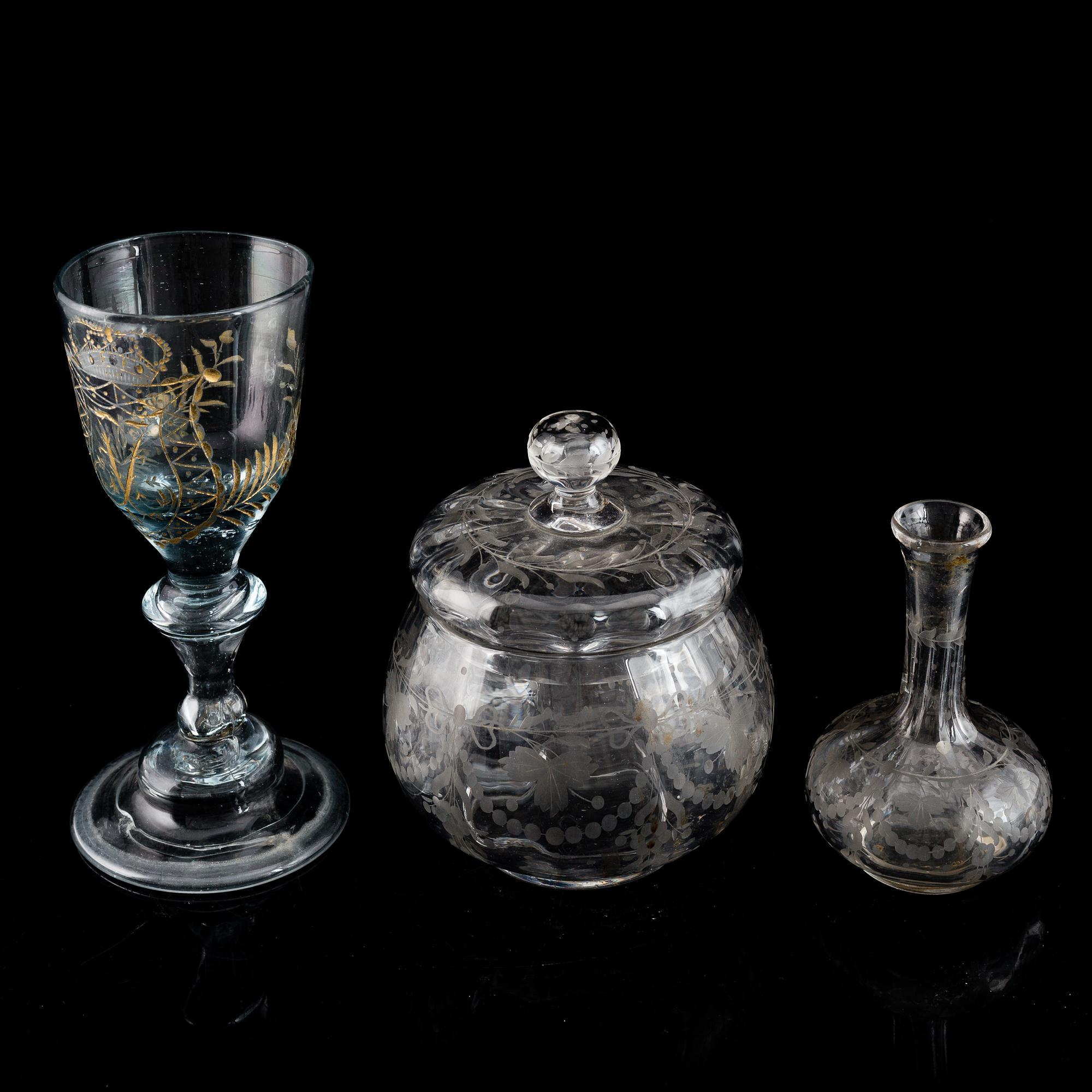 GLASS ITEMS, 3 pieces. Wineglass, 18th Century, a glass bowl with lid and a minature vase. All engraved.