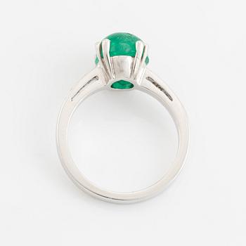 Ring med cabochonslipad smaragd och briljantslipade diamanter.