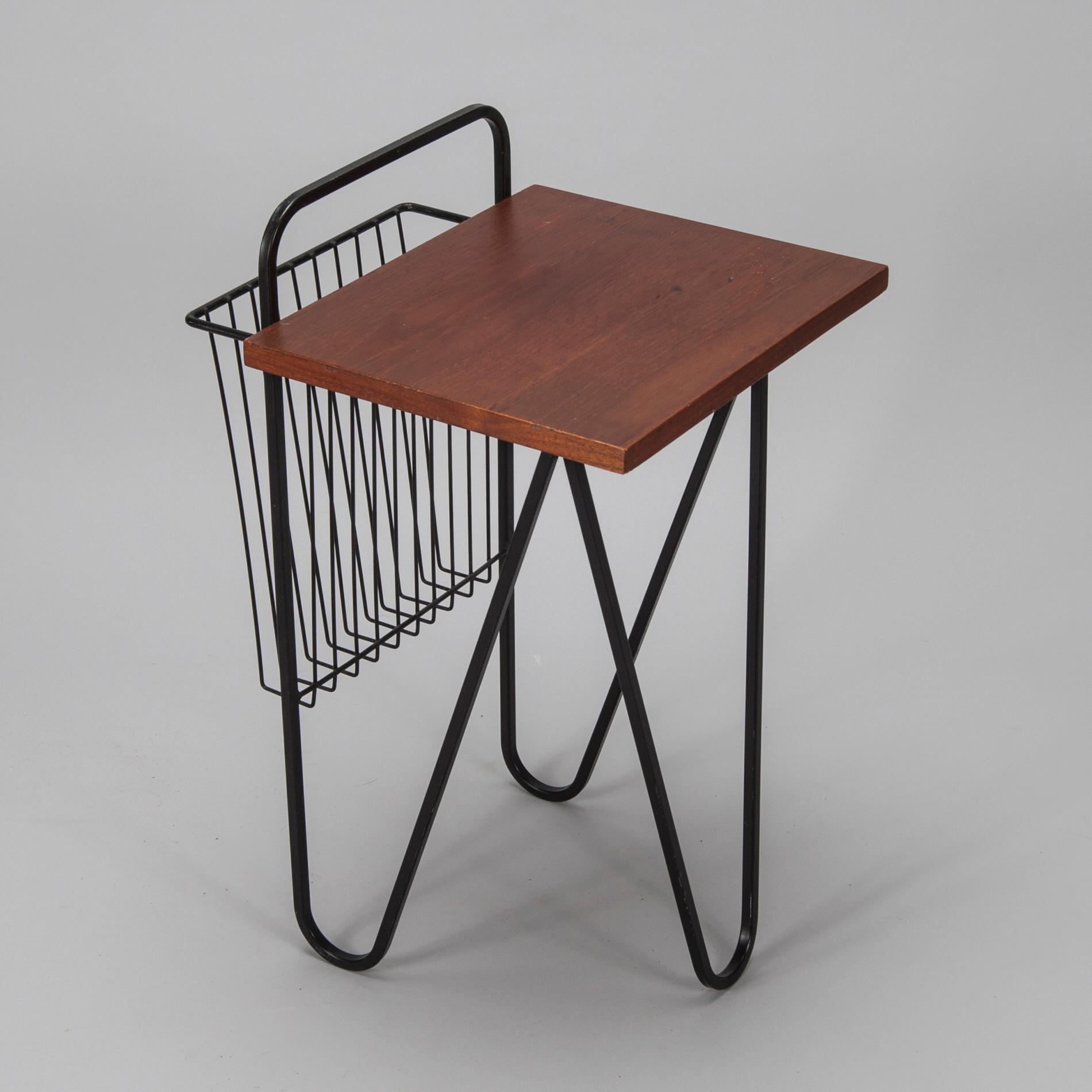 TIDNINGS- / SIDOBORD, 1900-talets mitt.