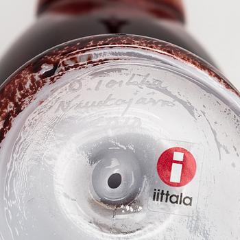 Oiva Toikka, annual glass bird with its glass egg, signed O. Toikka Nuutajärvi, dated 2010. Egg numbered 100/750.