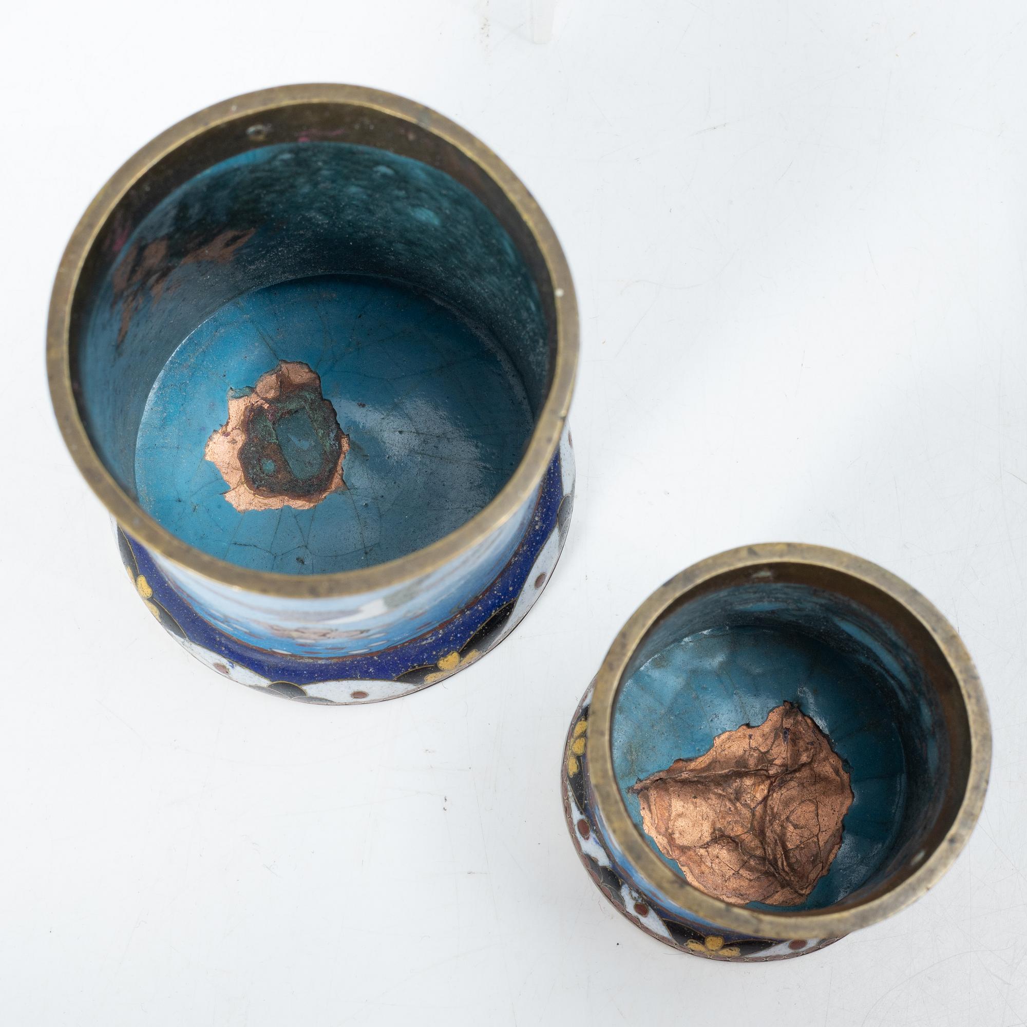 A pair of cloisonné vases, two dishes, two cylindrical vases and a jar with cover, 19/20th century.