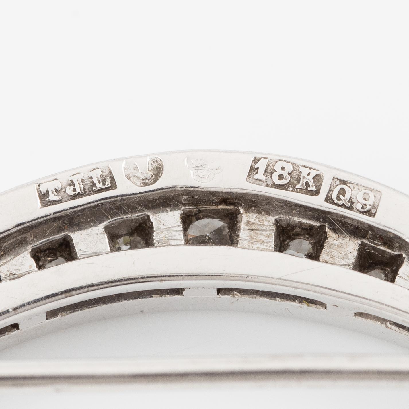 Brosch 18K vitguld med runda briljantslipade diamanter.