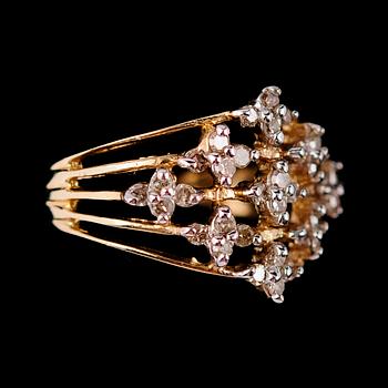 RING, 10 k, med diamanter 0.50 ct. Total vikt ca 4 g.
