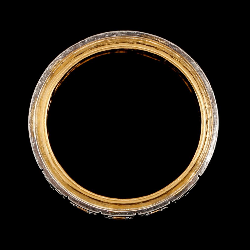 ALLIANSRING, 23 k guld och 18 k vitguld, 3 briljantslipade diamanter, total vikt ca 10 g.