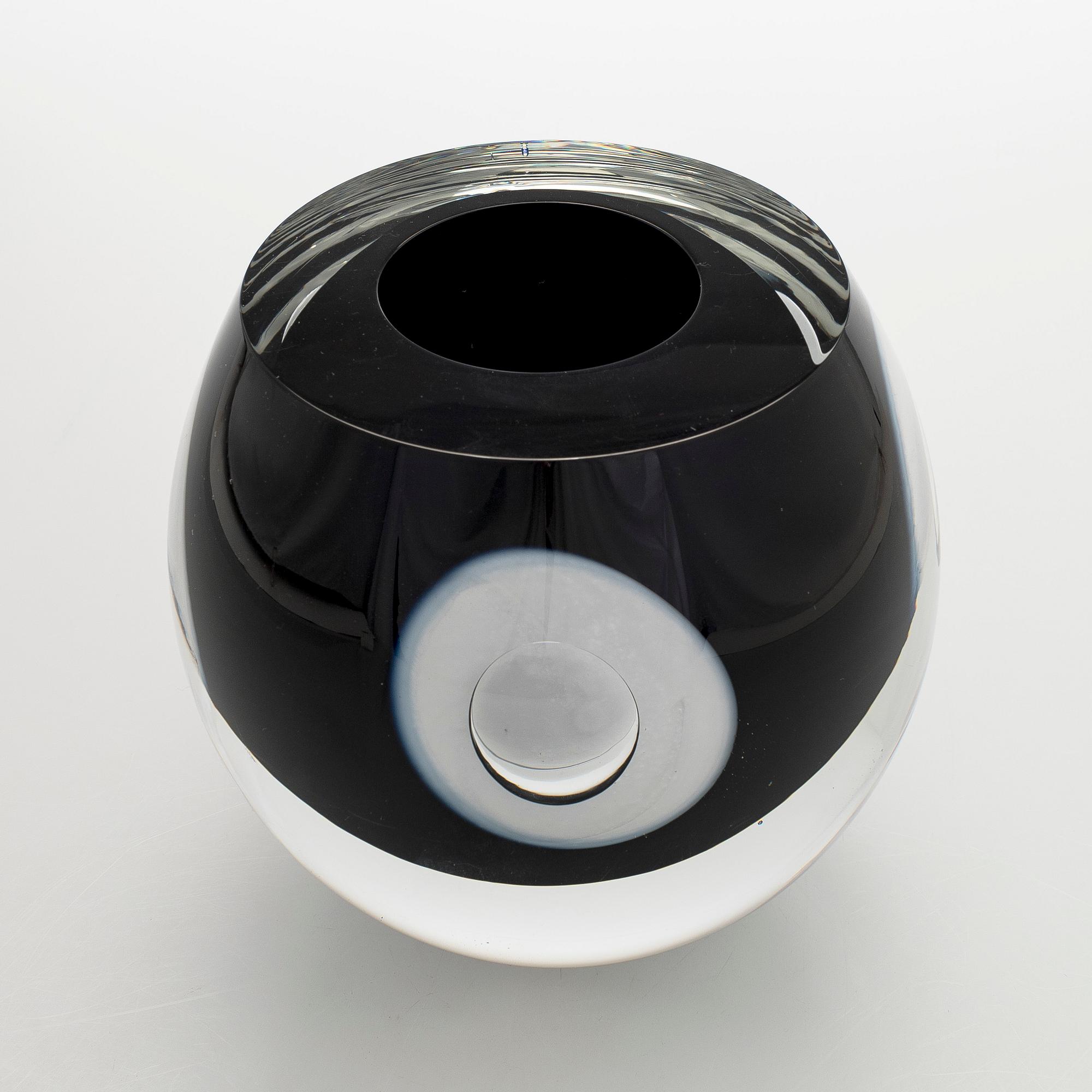 Timo Sarpaneva, a 'Claritas' glass sculpture, signed Timo Sarpaneva Iittala 1986 C 77.