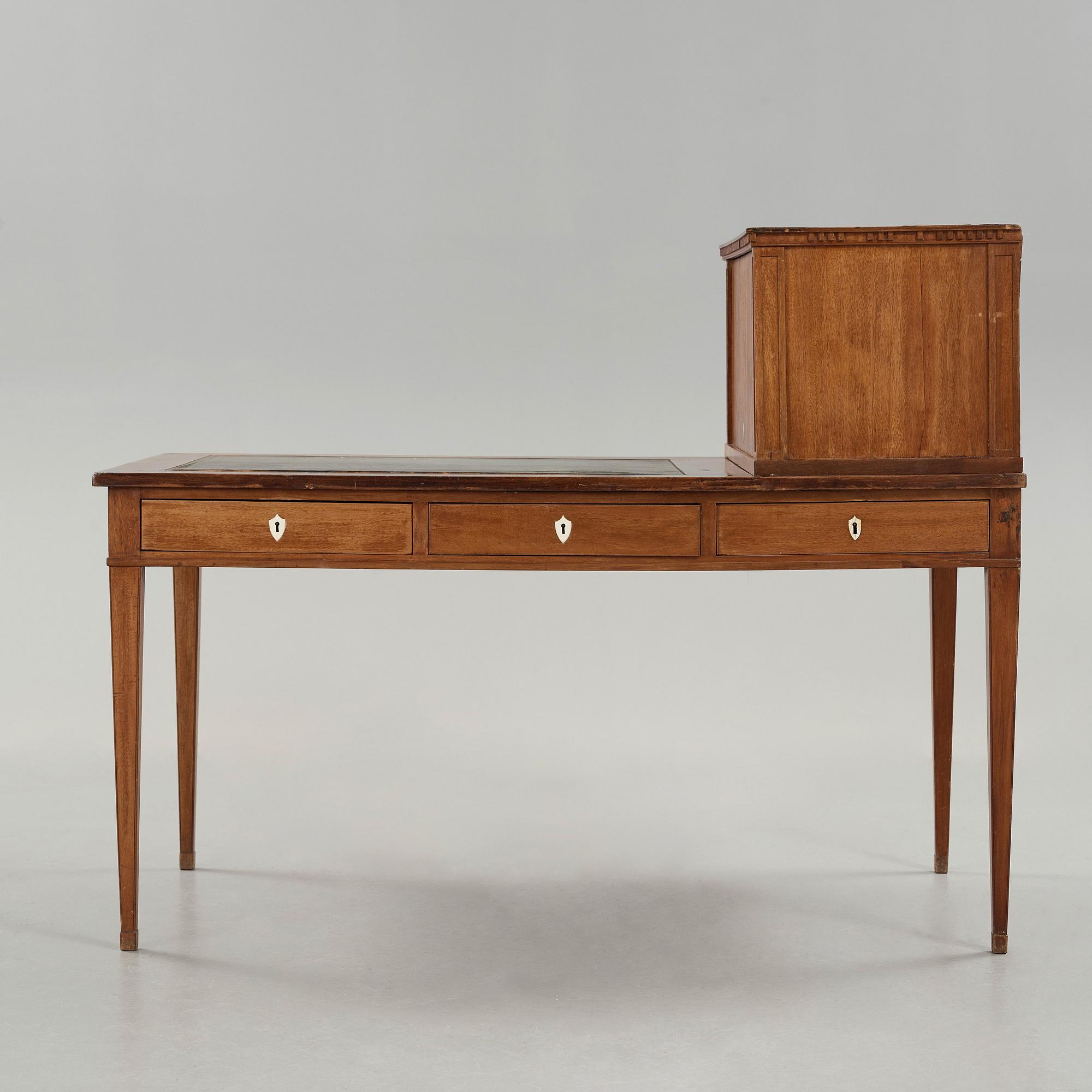 SKRIVBORD MED UPPSATS, sengustavianskt stockholmsarbete, 1700-talets slut.