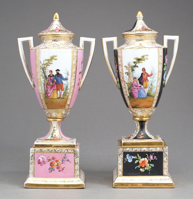 URNOR, ett par snarlika, porslin, senempire Wien, Österrike-Ungern, omkr 1800-talets mitt.