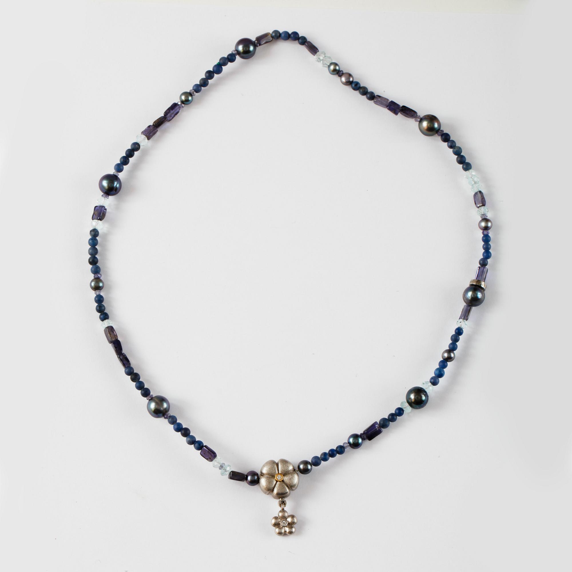 COLLIER, Ole Lynggaard, pärlor, lås med berlock 18k vitguld med 3 briljantslipade diamanter.