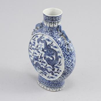 PILGRIMSKRUS, porslin, Kina, 1800-tal.