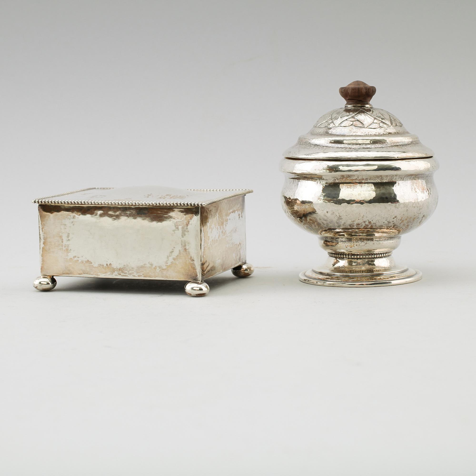 CIGARETTSKRIN samt LOCKSKÅL, silver, 1900-talets första hälft. Lockskålens vikt ca 16 gram.