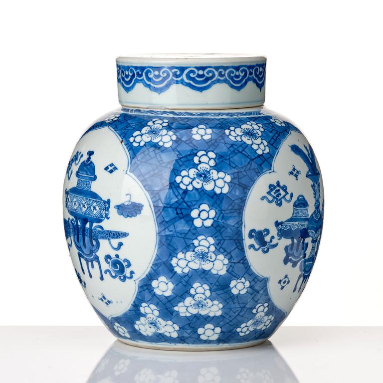 A blue and white jar with cover, Qing dynasty, Kangxi (1662-1722).