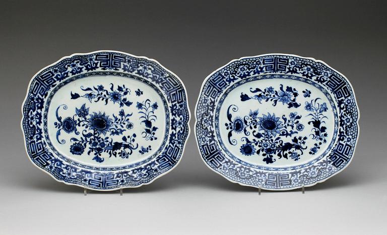 STEKFAT, två stycken, porslin. Qing dynastin, Qianlong (1736-95).