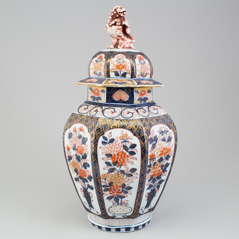 A Japanese imari vase with cover, Meiji period (1868-1912).