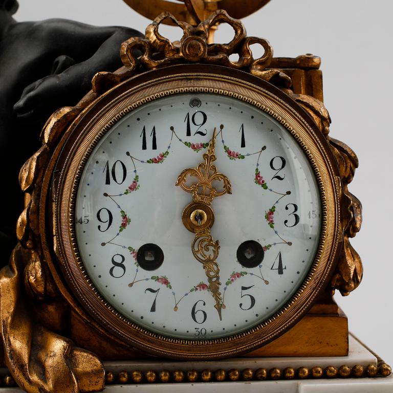 KLOCKGARNITYR, 3 delar, marmor och mässing, Louis Seizestil, Frankrike, 1800-talets andra hälft.