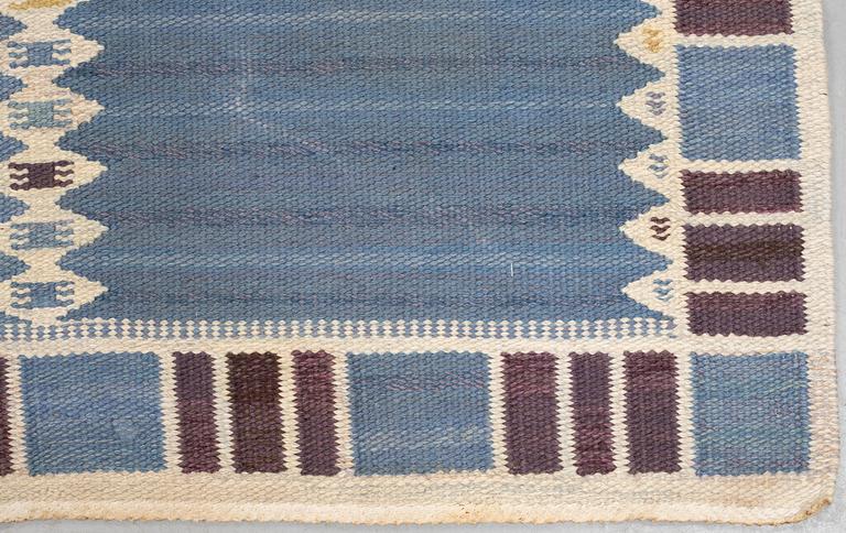 Barbro Nilsson, Matta, "Salerno blå med enkel bård", rölakan, ca 332 x 212 cm, signerad AB MMF BN.