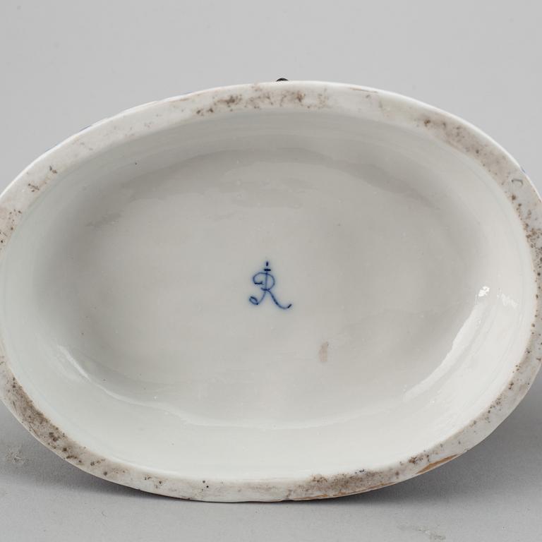 A pair of German porcelain figurines, circa 1900.