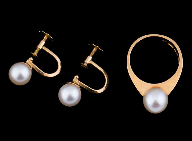RING SAMT ÖRHÄNGEN, 18 k guld med pärlor. Totalvikt ca 7 g.