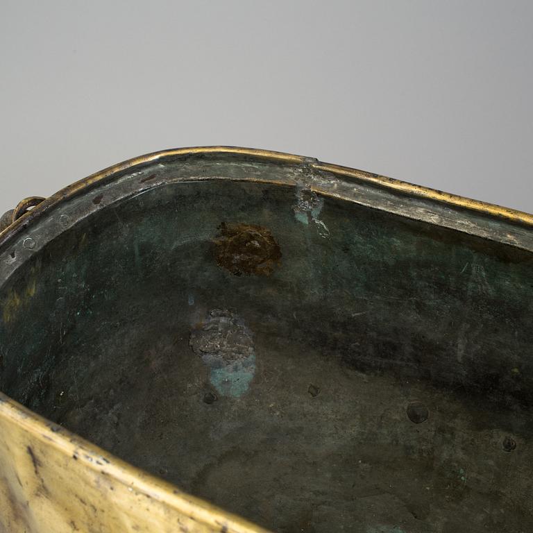 AN 18TH CENTURY BRASS CAULDRON.