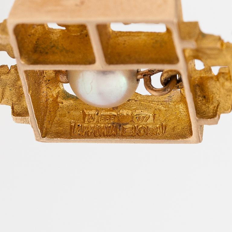 Björn Weckström, "Magic pearl", an 18K gold necklace with a cultured pearl. Lapponia 1973.