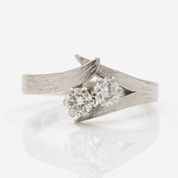 Ring 18K white gold with two brilliant-cut diamonds.