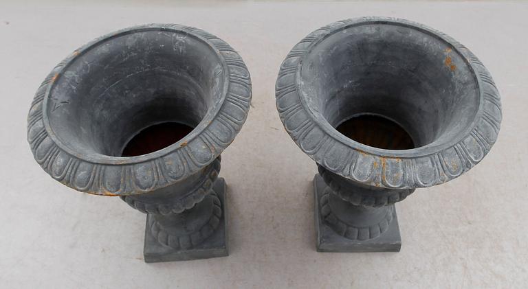 TRÄDGÅRDSURNOR, 1 par, gjutjärn, modern tillverkning.