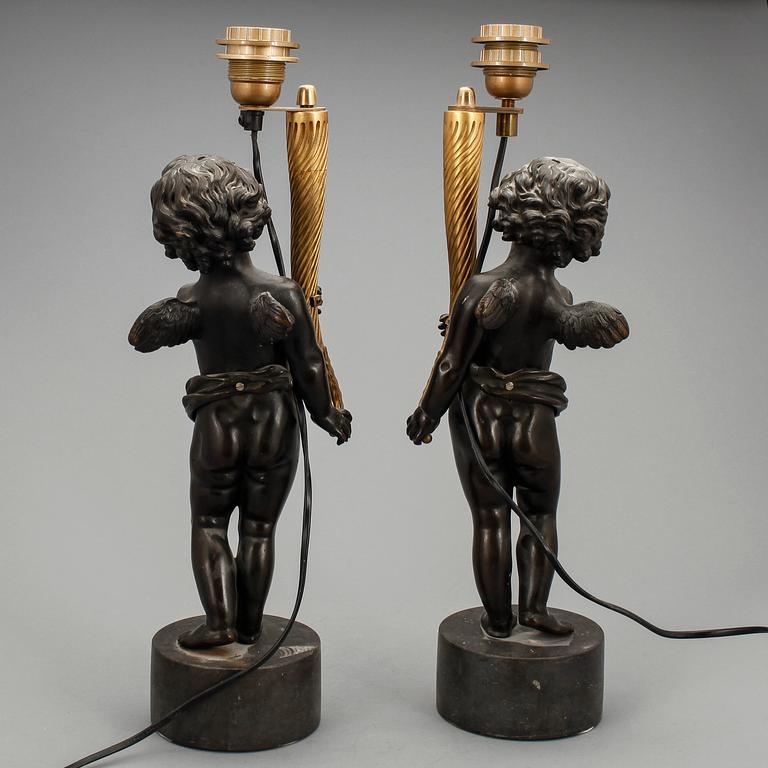 BORDSARMATURER, ett par, brons, Louis XVI-stil, 1900-tal.