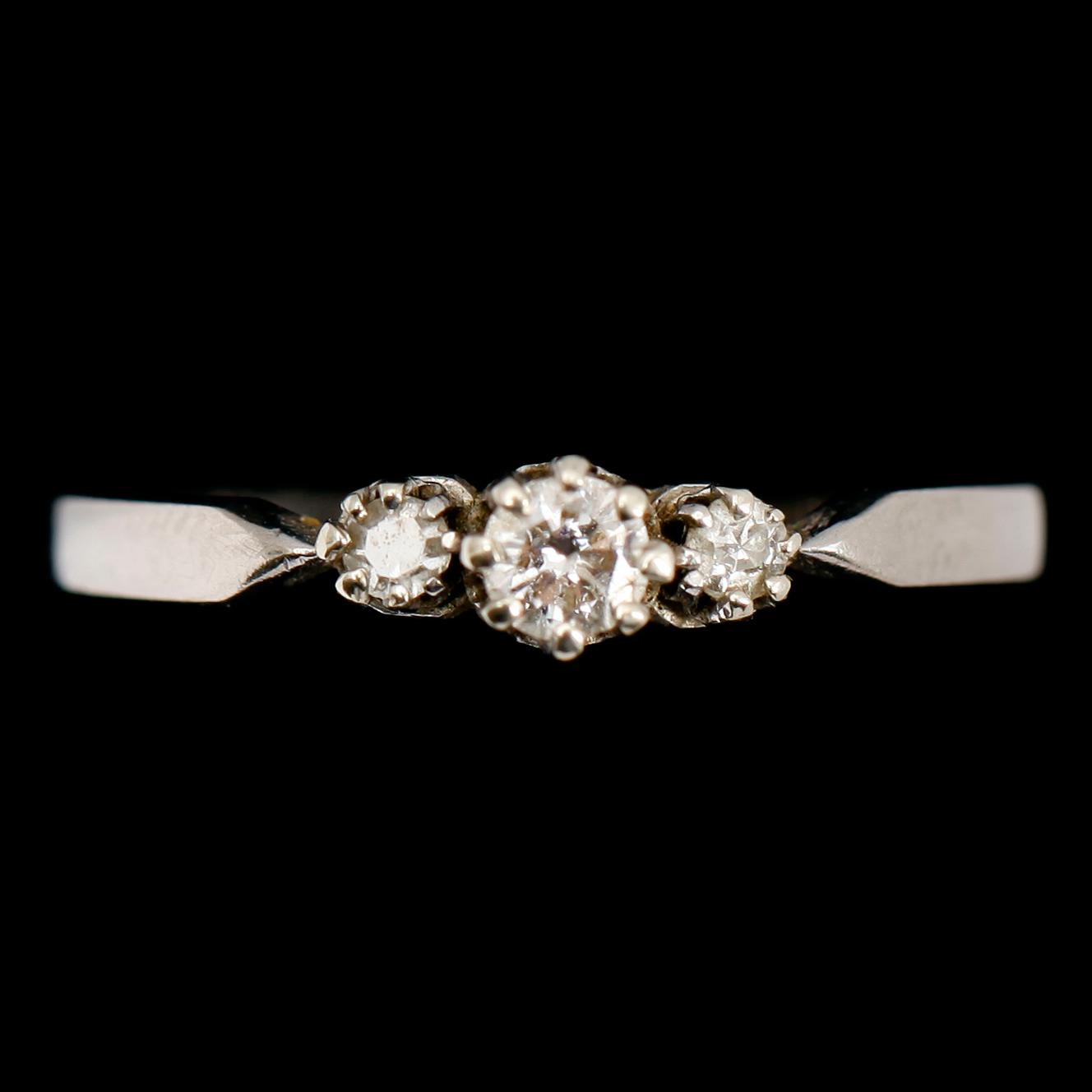 RING, 18 k, med 3 briljanter, svenska stämplar.