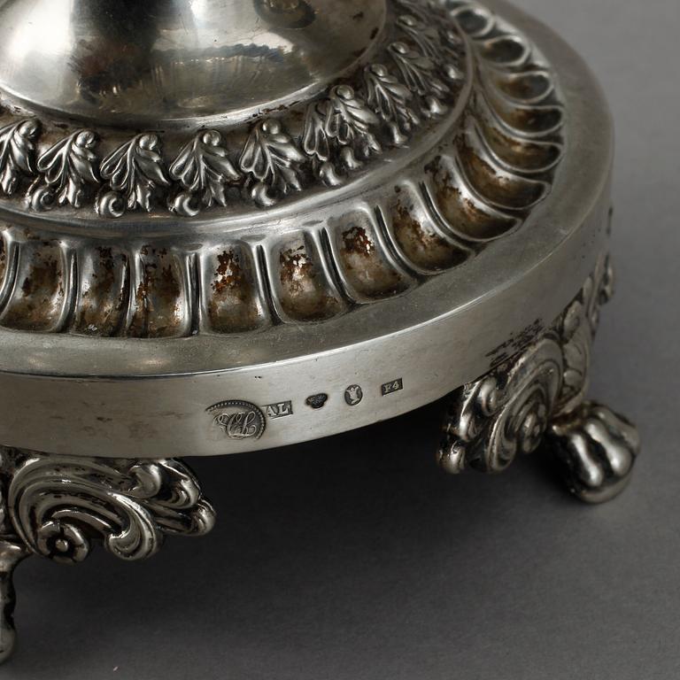 SOCKERSKÅLAR med LOCK, ett par, silver. Anders Lundqvist, Stockholm 1836. Ca 1737 gram.