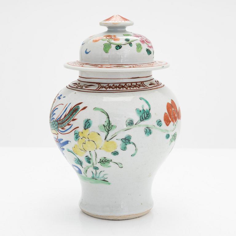 A lidded porcelain urn, China 18th century.