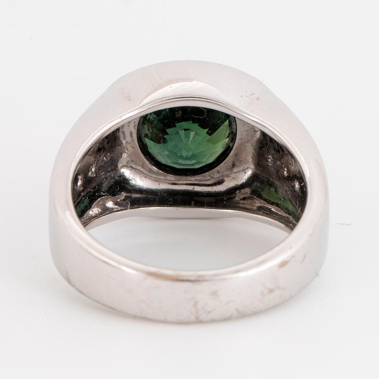 18K white gold and green sapphire och brilliant-cut diamond ring.