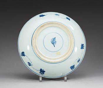 SKÅLFAT, porslin. Qing dynastin, Kangxi (1662-1722).