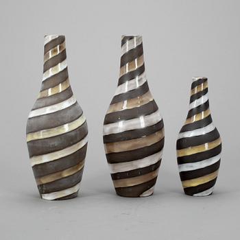 VASER, 3 st, stengods, "Spiral" Ingrid Atterberg Uppsala Ekeby.