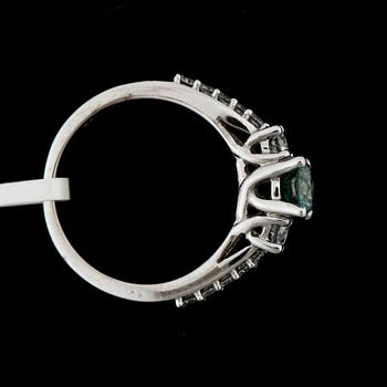 RING, 18k vitguld med mittsten grön briljantslipad diamant ca0,73ct o briljantslipade diamanter tot ca0,40ct. Vikt 4,7g.