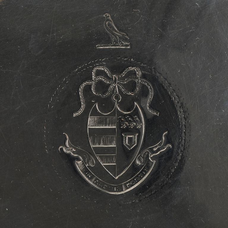 A SILVER SALVER BY JOHN CROUCH & THOMAS HANNAM, London 1782, weight c:a 1200 g.