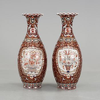 GOLVVASER, ett par, porslin, Kina, 1900-tal.