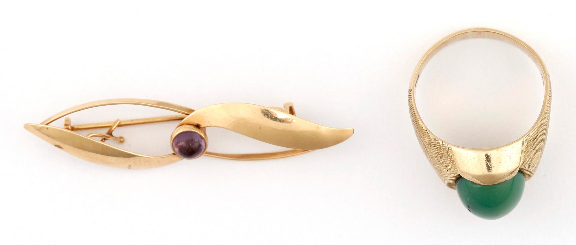 RING OCH BROSCH, 18k guld med grön sten. Totalvikt 9,6g.