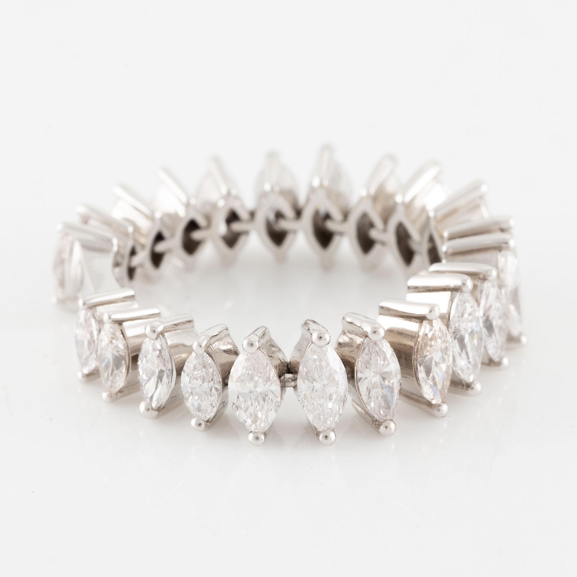 Ring in 18K white gold set with navette-cut diamonds.