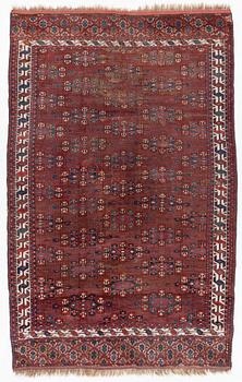 An antique Yomud/Karadashli main carpet, c 272 x 170 cm.