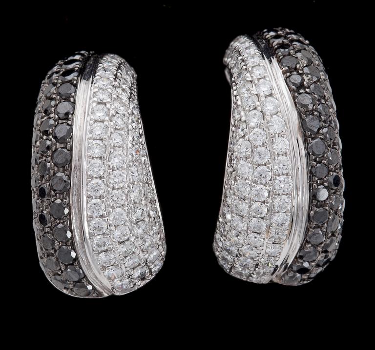 A pair black and white brilliant cut diamond earrings, 1.16 cts resp. 0.88 cts.