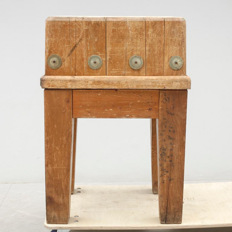 SLAKTARBÄNK / HUGGKUBBE, 1900-tal.