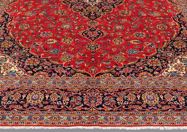 A CARPET Kashan, signed, ca 422 x 347 cm.
