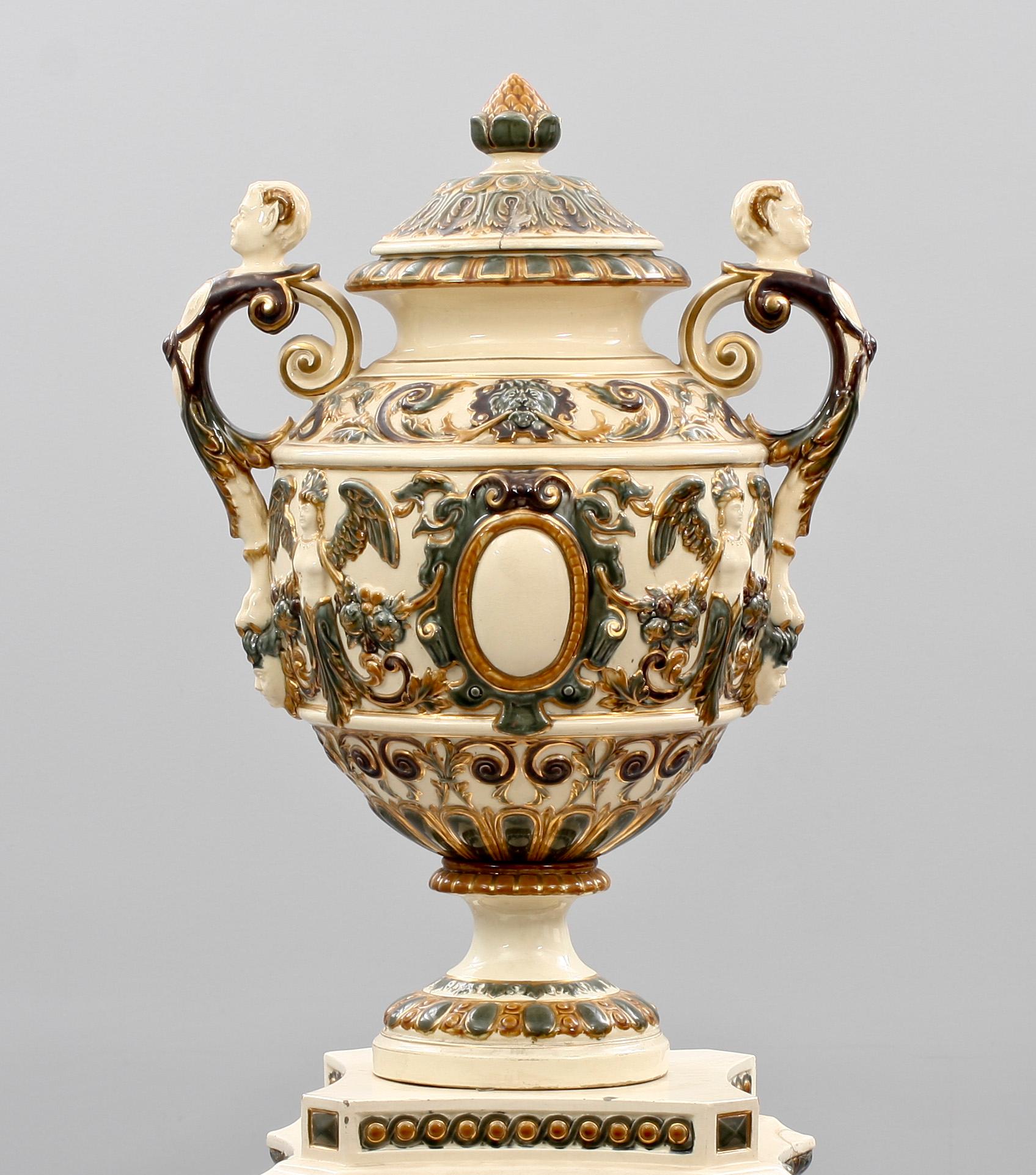 PIEDESTAL med URNA, flintgods, Rörstrand, 1800-talets slut.