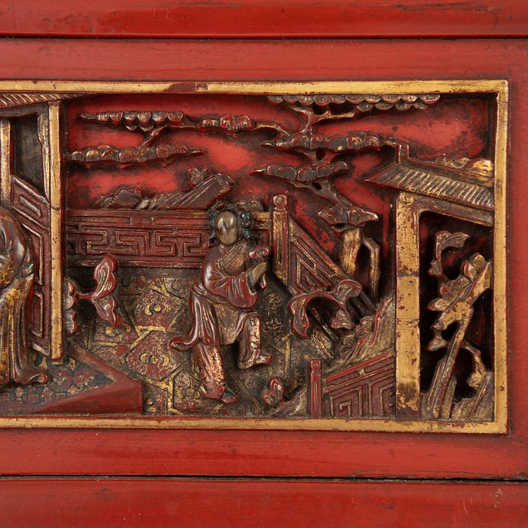 A lacquered mirror, Qing dynasty, 19th century.