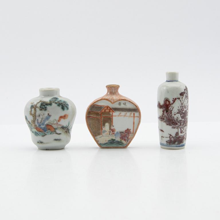 Snusflaskor, tre stycken, poslin. Kina, 1900-tal.