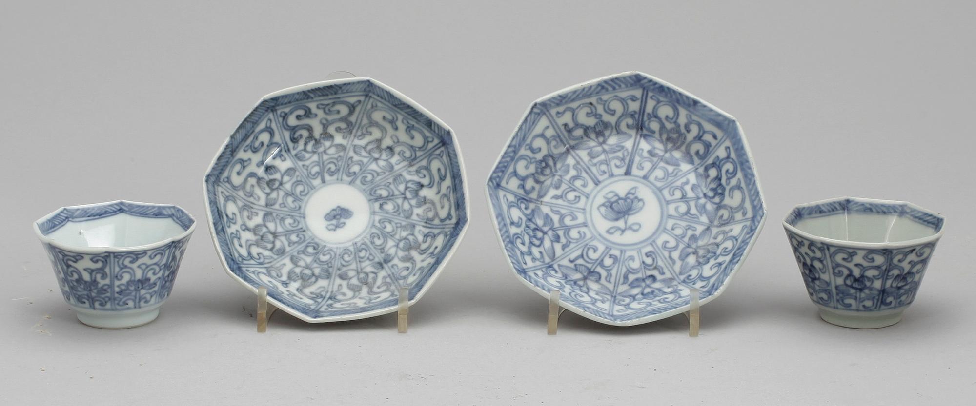 KOPPAR med FAT, ett par, porslin, Kina, Kangxi (1662-1722).