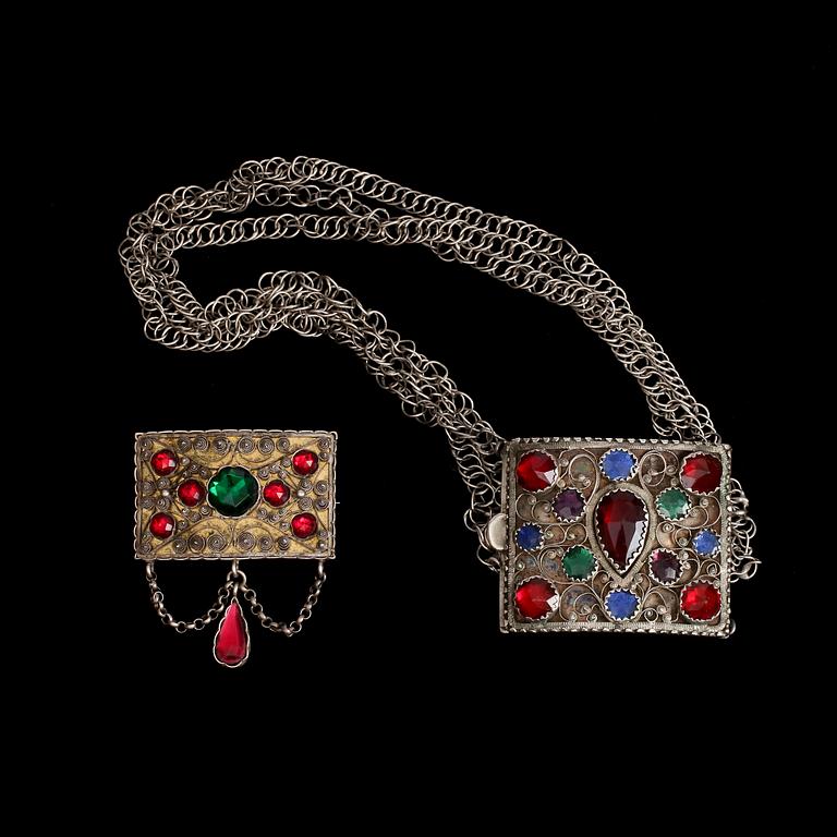 HALSLÅS samt BROSCH, delvis silver. Filigranarbete med färgare glasstenar. 1800/1900-tal.
