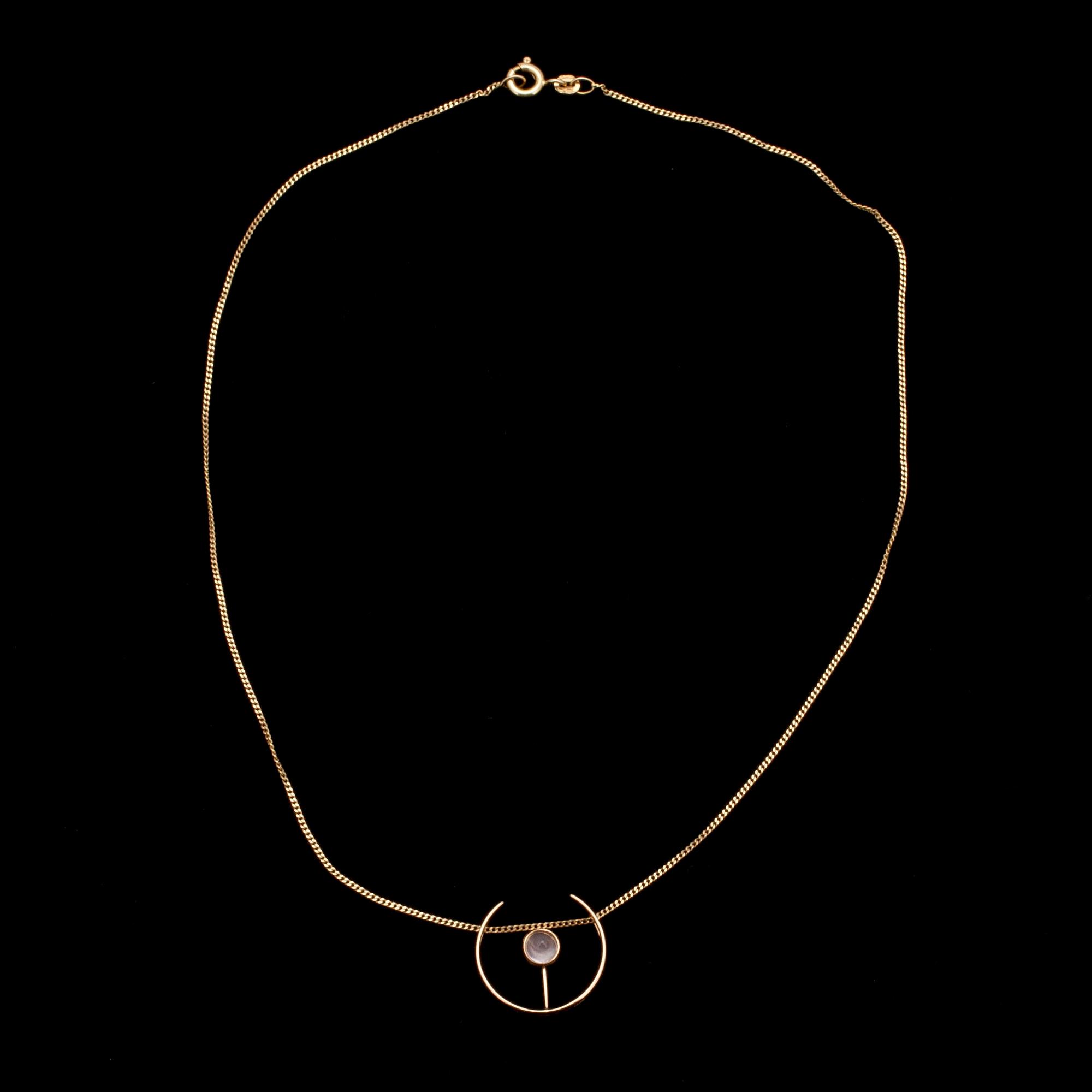 HÄNGE, guld 14K, cabochonslipad rosenkvarts. Elis Kauppi Kupittaan Kulta, Åbo 1961. Vikt 3,2 g.