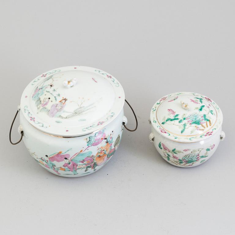 Two Chinese famille rose porcelain bowls with covers, late 19th century and early 20th century.