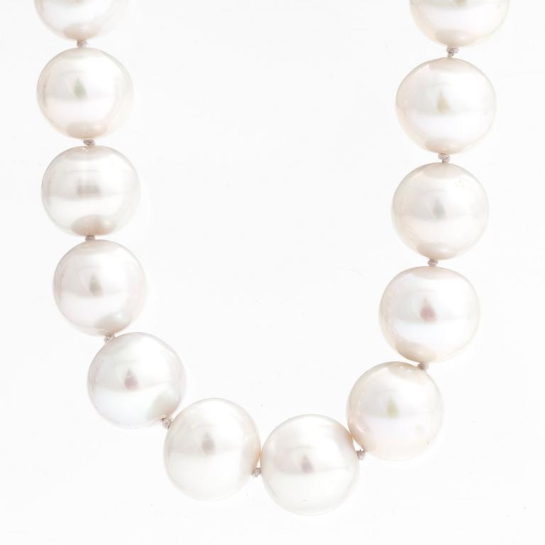 A pearl collier with cultured pealrs and sterling silver clasp.